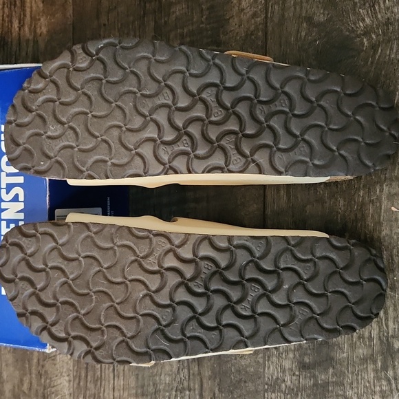 Arizona Big Buckle Nubuck Leather Almond – Mackinac Birkenstock - Picture 4 of 5